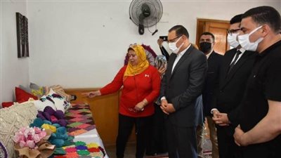 محافظ الشرقية يتفقد معرض الفنون التشكيلية وأندية الفتاة بالزقازيق 