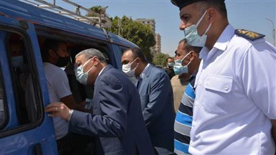 محافظ المنيا يقود حملة لمتابعة الالتزام بالإجراءات الوقائية والاحترازية بمواقف السيارات