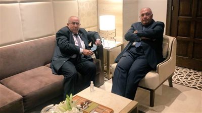 وزير الخارجية يعقد مباحثات مع نظيره الجزائري