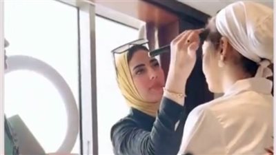 أبرزها الأخضر والزمردي.. تعرفي على ألوان موضة المكياج لخريف 2021