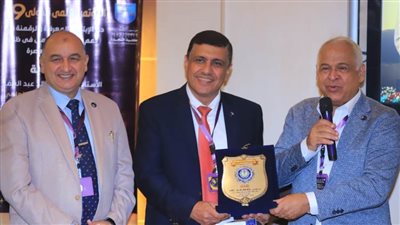  فرج عامر يهدي درع سموحة لعميد كلية التجارة