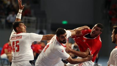 عاجل| تفوق الأهلي على الزمالك 16- 14في الشوط الأول من سوبر اليد الإفريقي