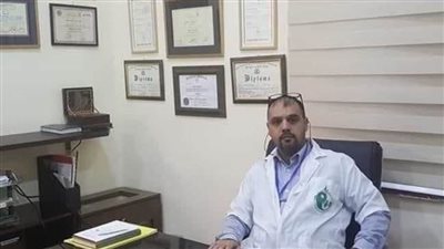 شاهد.. جندي محتل يدوس جسد الطبيب الفلسطيني حازم جولاني بعد استشهاده