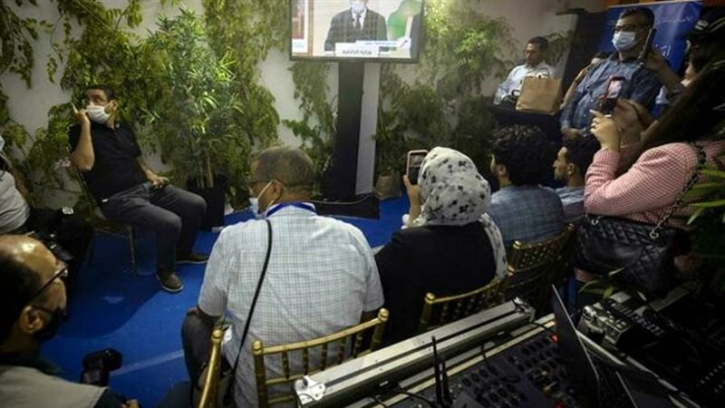 صحافيون يتابعون النتائج