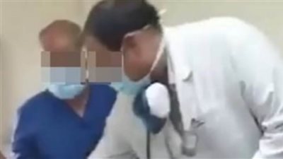 بلاغ يتهم الطبيب الذي أجبر الممرض للسجود للكلب بازدراء الأديان