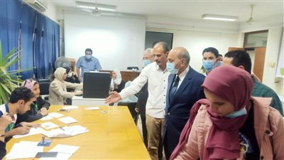 رئيس جامعة المنيا يتفقد نقاط تلقي لقاح كورونا لطلاب الفرق الثانية لكليات الجامعة