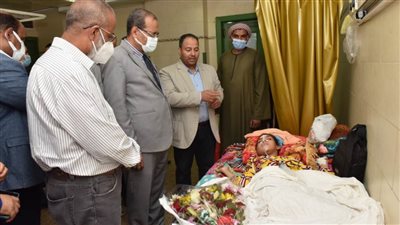 رئيس جامعة سوهاج يطمئن على الحالة الصحية لطفلة بعد استئصال ورم سرطاني من فكها