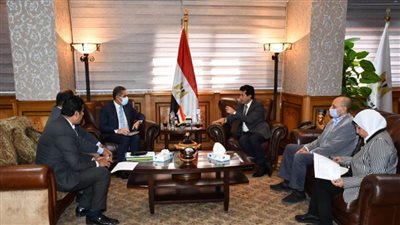 وزير الشباب ومحافظ الغربية يناقشان تطوير مراكز الشباب