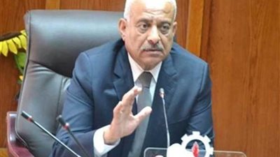 محافظ السويس يوجه بالتيسير على المواطنين المتقدمين لتقنين أوضاعهم