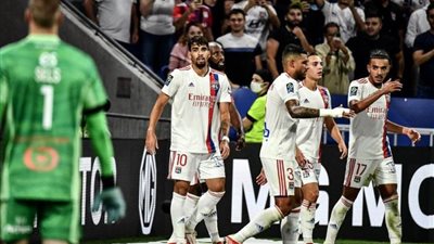 ليون يفوز على ستراسبورج 3-1 في الدوري الفرنسي لكرة القدم