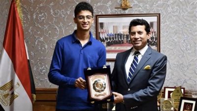 وزير الرياضة يكرم أدهم معتز لاعب منتخب السلاح 