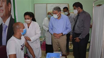 محافظ المنيا يتابع سير العمل بمراكز تلقي لقاح كورونا بمركز أبوقرقاص 