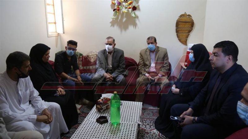 المحافظ يقدم واجب