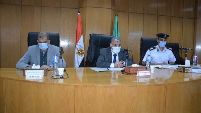 محافظ المنيا خلال