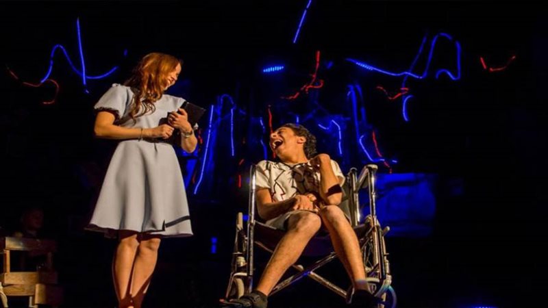 العرض المسرحي سالب