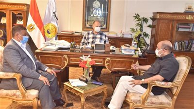 محافظ أسيوط يلتقي وكيل وزارة الصحة ويشدد على تكثيف حملات التطعيم ضد فيروس كورونا