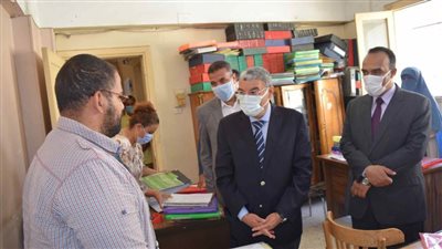 محافظ المنيا يتابع سير العمل بمقر الوحدة المحلية ومكتب التصديقات خلال جولة مفاجئة