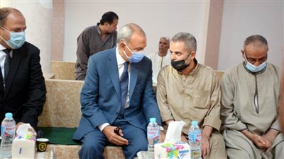 محافظ القليوبية يقدم واجب العزاء لأسرة شهيد الواجب بالشموت