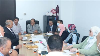 رئيس جامعة سوهاج يناقش مع ممثلي وزارة المالية السياسات المالية للجامعة 