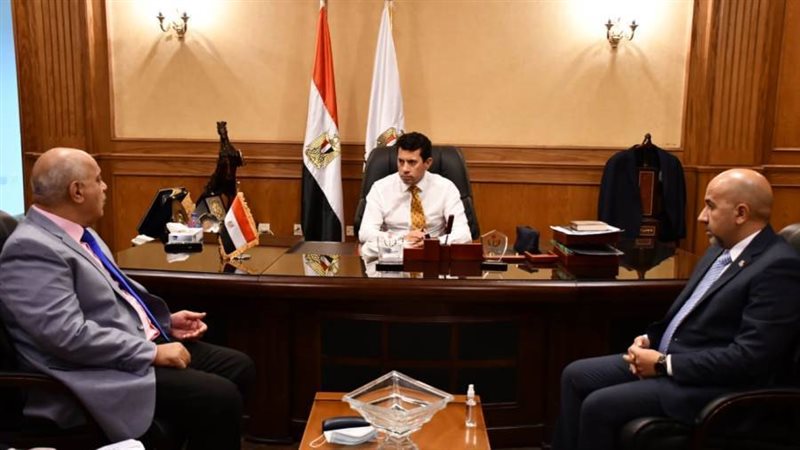 وزير الرياضة مع رئيس