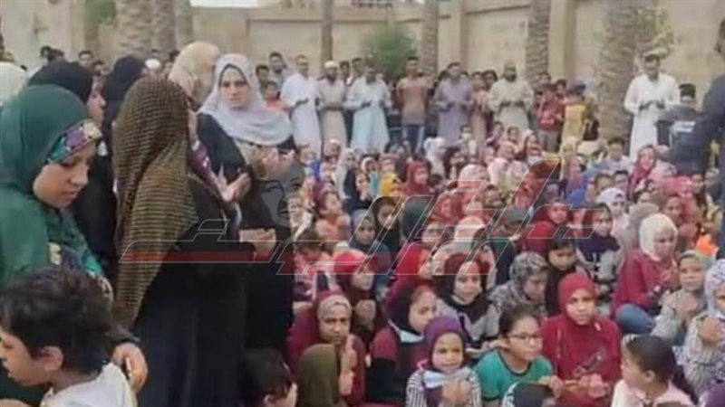 المئات أمام قبر محمود