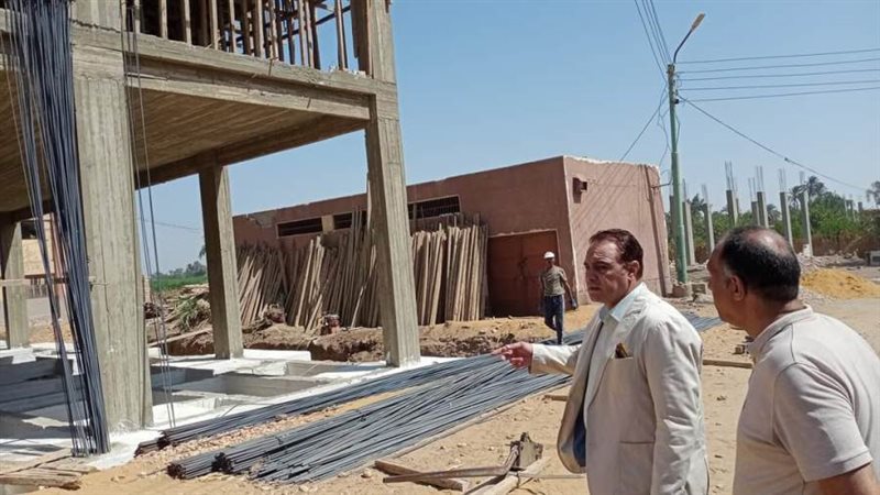 رئيس مركز ملوى يتابع