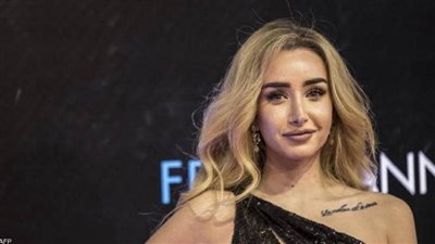 رد فعل مفاجئ من هنا الزاهد تجاه ابنة أحمد زاهر على السجادة الحمراء