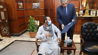 وزيرالقوى العاملة يسلم قيمة بوليصتي التأمين لعاملين أصيبا بعجز جزئي أثناء العمل
