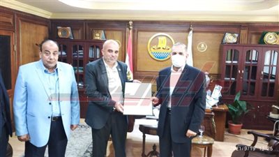 محافظ كفر الشيخ يكرم 