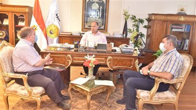 محافظ أسيوط يناقش الخطط والمشروعات التنموية بالتعاون مع هيئة تنمية الصعيد