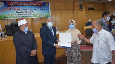محافظ المنيا يكرم أوائل الشهادة الثانوية الأزهرية.. (صور)