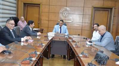 نقيب البيطريين ومحافظ الدقهلية يناقشان إجراءات ترخيص العيادات البيطرية