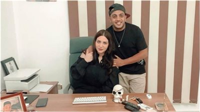 زوجة أوس أوس تحتفل بعيد زواجهما في الكواليس