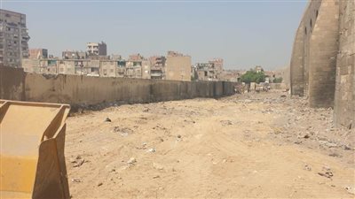 نظافة وتجميل القاهرة ترفع تراكمات سور مجرى العيون