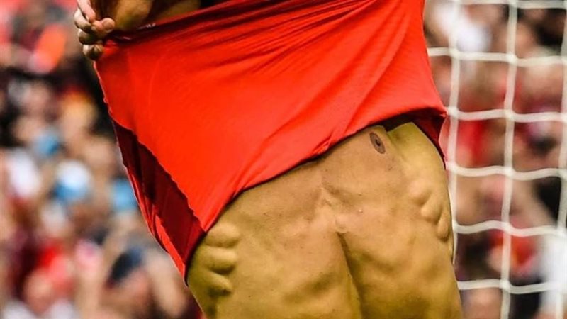 عضلات محمد صلاح تشعل