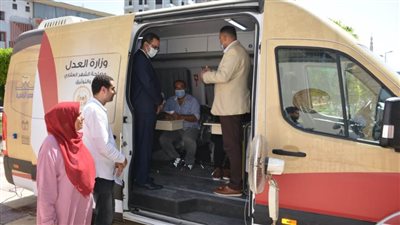 محافظ الدقهلية ومساعد وزير العدل يتسلمان سيارة التوثيق المتنقلة