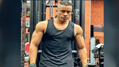 حسن شاكوش يتباهى بعضلاته في صالة الألعاب الرياضية