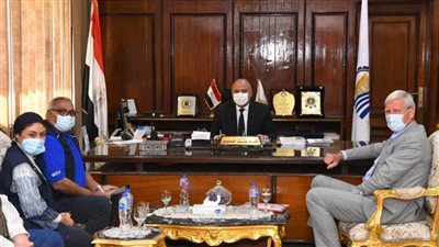 محافظ قنا يبحث أنشطة مشروع تعزيز المرونة المناخية