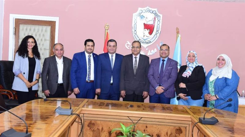 رئيس الجامعة مع أعضاء