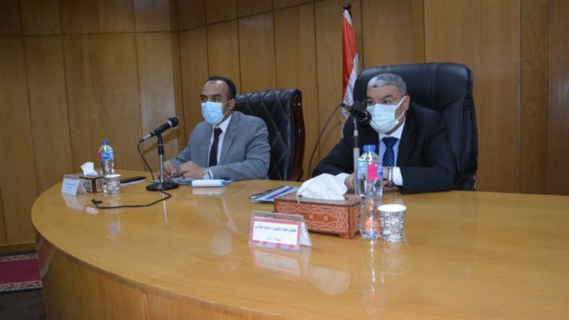 محافظ المنيا في اجتماع