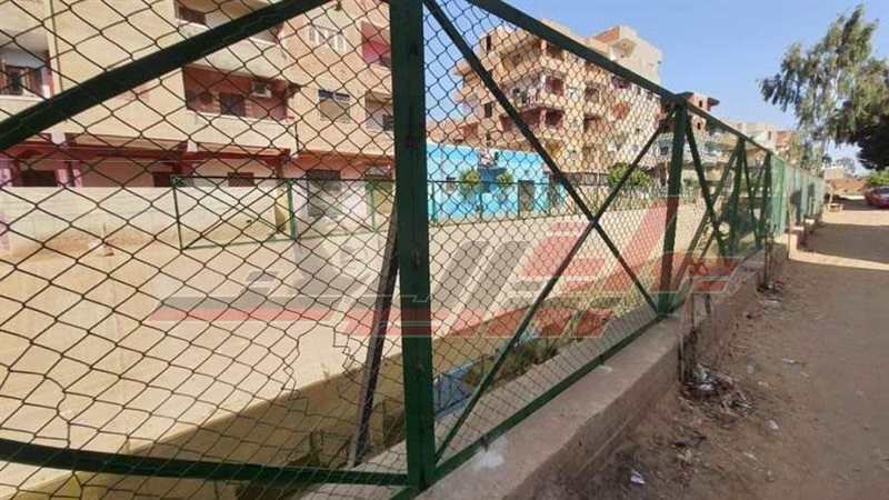 أسوار حديدية حول