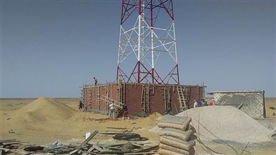 بدء تركيب أول برج اتصالات بأراضي مشروع الـ١.٥ مليون فدان بمنطقة المغرة