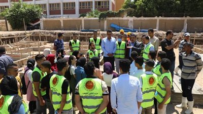 45 شابا وفتاة يتفقدون مشروعات 