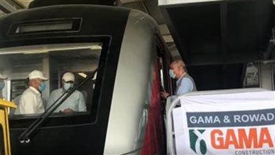 مدبولي يتفقد أعمال تنفيذ القطار الكهربائي الخفيف ويستقل قطار اختبارات أعمال السكة