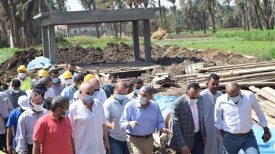 محافظ المنيا يشكر مواطنا تبرع بقطعة أرض لإقامة محطة رفع صرف صحي