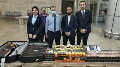 جمارك مطار القاهرة تحبط محاولة تهريب هواتف محمولة ومستلزمات 