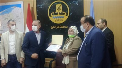 محافظ كفر الشيخ ونائبه يكرمان وكيل التعليم لبلوغها سن المعاش 