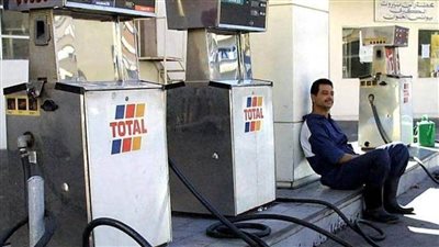 انفراجة بأزمة البنزين بلبنان وتنسيق بين وزارتي الطاقة والداخلية لفتح المحطات