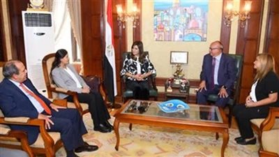 السفيرة نبيلة مكرم تستقبل وزيرة الهجرة الهولندية لدى وصولها مطار القاهرة الدولي