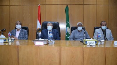 محافظ المنيا يسُلم أجهزة عرائس ووصلات مياه شرب وتجديد أسقف منازل للأسر الأكثر احتياجا